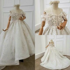 Glitter vit blomma flicka klänningar halter ärmlös applique spets pärlstav flicka pakta gown ruffle tulle domstol tåg födelsedag klänning billigt