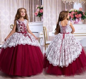 Neuankömmling burgunderrotes weißes Spitzen-Ballkleid für kleine Mädchen, Festzugskleider, Prinzessin, applizierter Schnürgürtel, Erstkommunion-Blumenmädchenkleid