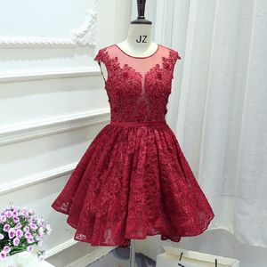 A-Line-Schaufel Cap Sleeves Applices Perlen Button Hllow Spitzen-Abschlussballkleider Heimkehrkleider kurze Partykleider Hy1618