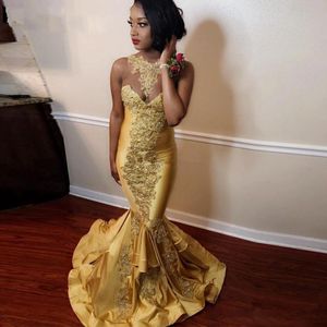 Sexig Sheer Neck Guld Appliqued Mermaid Prom Klänningar Plus Storlek Satin Formell Kvällsklänning Tiered Ruffles Long Party Dress Robes de Soirée