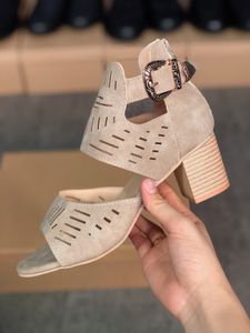 2021 Lyxiga högklackar Slides Sandaler Suede Mid-Heel Designer Sexig med Crystal Metal Buckle Summer Beach Bröllop Skor Storlek 35-43 No31