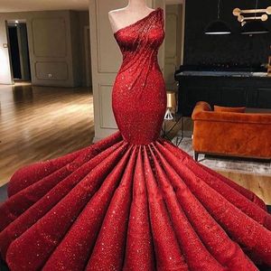 2020 Muhteşem Kırmızı Tek Omuz Mermaid Abiye Dantelli Sequins Fırfır Sweep Tren Balo Abiye Custom Made Parti Pageant Elbise