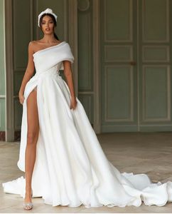 Modest Beach Bröllopsklänningar Sexig One Shoulder Side Split Bröllopsklänning Illusion Baklösa Sweep Train Bridal Gowns Robes de Mariée