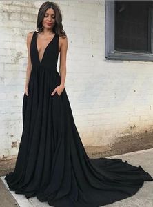 Luxury Black Deep V Neck Aftonklänningar Satin Backless A Line Prom Klänningar Sweep Train Lång Kvinnor Klänningar Vestidos de Festa Gratis frakt