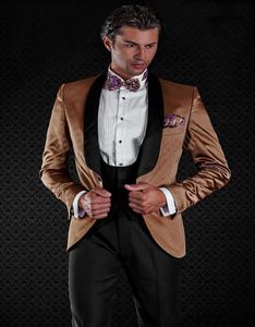 Moda Designe Brown Velvet Groom Tuxedos Jesień Winter Styl Groomsmen Mężczyźni Suknia Ślubna Mężczyzna Kurtka Blazer Garnitur (Kurtka + Spodnie + Kamizelka + Krawat) 1118