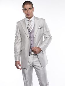 Silver Gray Groom Tuxedos Пик нагрудные дружки свадебные Смокинги Мужская мода Пром куртка Blazer 3 шт Костюм (куртка + штаны + Tie + Vest) 138