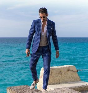 Eccellente Blue Strips Smoking dello sposo Peak Risvolto Groomsman Wedding 3 pezzi Suit Uomo popolare Business Prom Jacket Blazer (Jacket + Pants + Tie + Vest)