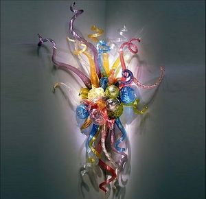 100％口の吹き付けランプLED電球のモダンなデザインガラスアートの花の壁の燭台