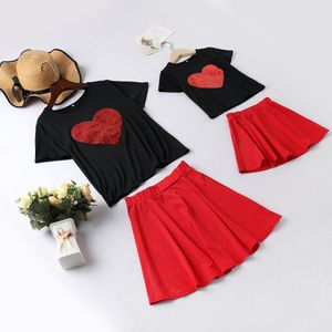 Mãe verão bebê filha combinando Outfits Moda Lantejoula Amor Coração de Manga Curta T-shirt + Saia 2 pcs Conjuntos da família mamãe me Outfits Y2200