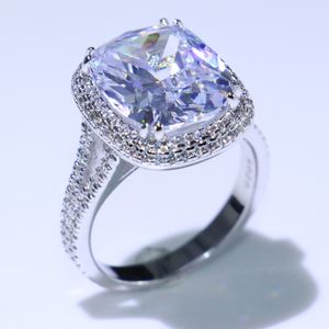 Hot Sale Unique Nya Luxury Smycken 925 Sterling Silver Cushion Form Big White Topaz CZ Diamond Gemstones Bröllop Band Ring för Kvinnor Present