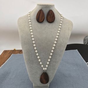 Hot Sale Low MOQ Stock Personalzied 5cm Teardrop Wooden Necklace Monogrammed Wood Tear Pendant Pearl Necklace sets