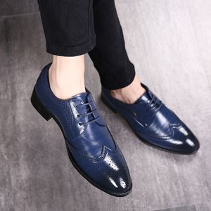 Brogue Shoes MeanメンズイブニングドレススーツシューズファッションZapatos OxfordホムブレスカープUOMO Classiche Sapatos Social Schuhe