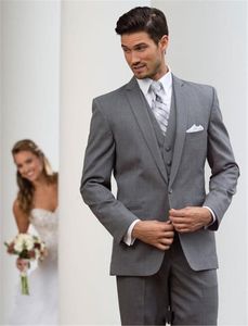 Smoking da sposo grigio design classico Risvolto con tacca Sfiato laterale Groomsmen Abiti da uomo da uomo Abiti da uomo popolari (giacca + pantaloni + gilet + cravatta) 718