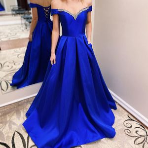 2020 Royal Blue Prom Party Dress 202k A-Line con spalle scoperte Abiti lunghi per eventi formali Tasche posteriori con lacci Vita pieghettata