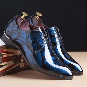 Moda Patent Couro Dress Shoes Homens Flats Pontos Pontilhados Tee Sapatos Formal Homens Sapatos De Casamento Brilhante Oxford para Men Calçado