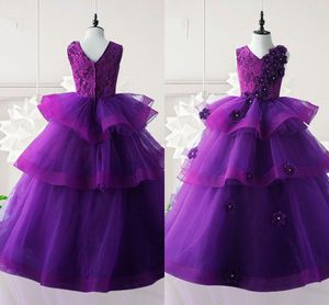 Dark Fioletowy Trzy Warstwy Dziewczyny Korant Suknie Balowa Suknia V-Neck Cap Sleeve 3D Kwiaty Dżetów Kwiat Dziewczyny Dress Sukienka Dzieci