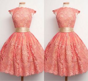 Słodki Koral Pełna Koronka Krótkie Prom Dresses Wysokiej Kołnierz Cap Rękaw Złoto Wstążka Cupcake Cocktail Party Dress Girl Sunge Dress Formalne Suknie