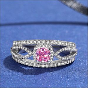 Versione all'ingrosso Anello da donna in argento placcato Europa e America, gioielli di design di lusso, anello da donna con diamante CZ quadrato rosa con esplosione di moda in scatola