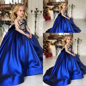 Billiga Royal Blue Flower Girls Satin långa ärmar kristallpärlor tjej tävlingsklänningar tonåringar barn bär födelsedagsfest nattvardsgångsklänning