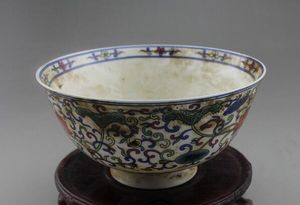 Antike Porzellansammlung Jingdezhen antike Keramikornamente blaues und weißes Porzellan in Pastelltönen kleine Blumenschale Teeschale Reisschale