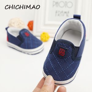 Mode nyfödda unisex grunda mjuka sula spädbarn skor bomull solid toddler moccasins spädbarn spjälsäng utomhus pojkar flickor första walker grossist