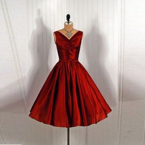 Dark Red Short Druhna Dresses V Neck Satin Pleats Linia Tanie Dress Back Zipper Custom Made Party Suknie Vestidos