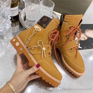 Hot Sale-Ankel Boot, Suede Kalv Läder Kvinnor Stövlar Sneakers Med En Metallkedja Och Pin In Beige Vit Med Box Storlek 35-45