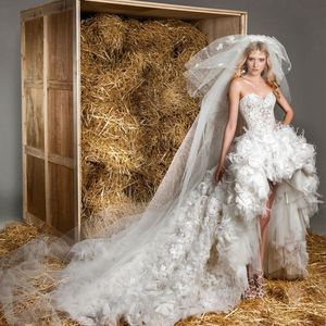 Zuhair Murad Hi Lo 볼 가운 웨딩 드레스 계층화 된 러프 3D Applique Puffy Bridal Gowns Strapless 스윕 기차 웨딩 드레스