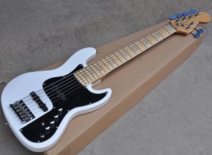 Factory grossist 6 strängar vit elektrisk basgitarr med aktiv krets, svart pickguard, Maple fingerboard, krom hårdvara