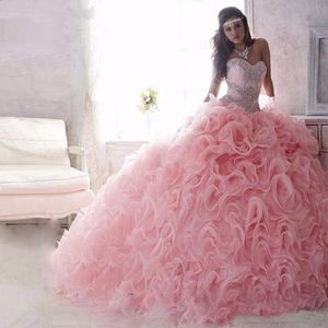 Prinsessan sött 16 quinceanera kappor bollkakor organza ruffle rosa quinceanera klänningar spets upp rhinestones debutante klänning