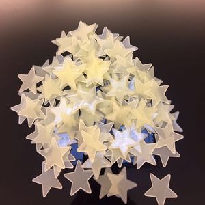 100 sztuk / zestaw Lovel Lot Luminous Gwiazdy Naklejki Ścienne Strona główna Glow w ciemnych gwiazdach dla dzieci fluorescencyjne naklejki dekoracja 3cm