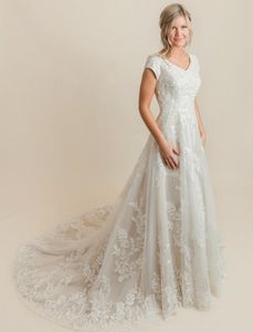 Винтажные кружевные скромные свадебные платья с короткими рукавами и V-образным вырезом на пуговицах сзади с короткими рукавами Скромное платье невесты в стиле кантри в стиле вестерн Couture Custo2084