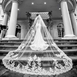 Twee lagen lange bruiloft sluiers kant applique kathedraal lengte bruids sluier velo accessoires mantilla met kam