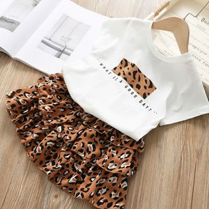 Roupas de meninas Conjunto de camisa branca de verão com saia de bolo de leopardo 2 peças conjuntos de crianças pequenas cascas básicas roupas de algodão terno 40