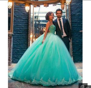 Najwyższej Jakości 2019 Prom Dresses Vestidos de Fiesta Dekolt Bez Ramiączek Dekolt Zroszony Koronki Borsy Puffy Spódnica Green Tulle Quinceanera Ball Suknie