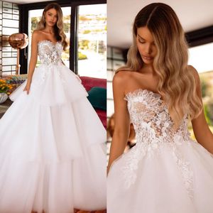 Elegant En Linje Lace Bröllopsklänningar Strapless Neck Tiered Bridal Gowns Sweep Train Tulle Robe de Mariée