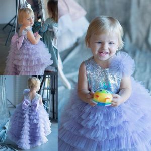 Lanvenderフラスクリースパンコールの花の女の子のドレスのためのラインティアリング幼児のページェントのガウンチュールフロアの長さキッズウエディングドレス