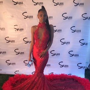 Sexy rote Feder-Meerjungfrau-Abschlussball-Kleider 2019, rückenfrei, Neckholder, Spitze, Applikation, Übergröße, schwarze Mädchen, afrikanisch-arabisch, formelle Abend-Party-Kleider