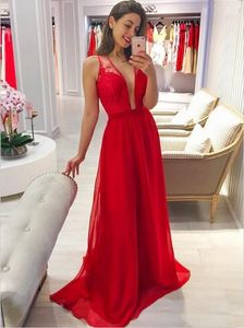 Vermelho Vestidos dama de honra V profundo laço no pescoço apliques Ilusão da madrinha de casamento Vestidos Chiffon Ruffles até o chão de casamento elegante Vestidos de Clientes