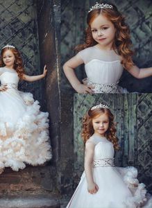 ゴージャスなライトシャンパンノースリーブフラワーガールドレスの結婚式の層のチュールクリスタルベルト子供たちのページェントのドレス