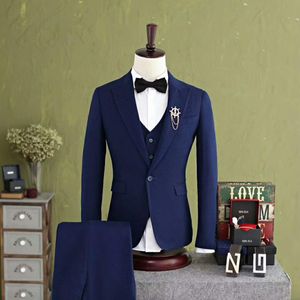 Skräddarsy Designe Navy Blue Groom Tuxedos Groomsmen Mens Bröllopsklänning Utmärkt Man Jacka Blazer 3 Piece Suit (Jacka + Byxor + Vest + Tie) 681