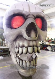 ハロウィーンパーティーの装飾のための恐ろしい膨脹可能な頭蓋骨モデル4mの白いペンダント怖い空気吹いた悪魔の頭のレプリカのバルーン
