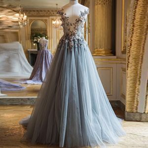 Fairy 3d Kwiatowy Tulle Prom Dresses Bateau Długi Dusty Blue Evening Sukienka Kwiaty Robe De Soiree Sheer Neck Abendkleider 2018 Formalna sukienka