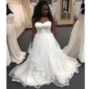 Modest Plus Size Lace Appliqued Wedding Dresses Axless Neck Pleated Brudklänningar En linje domstolståg Tulle Vestido de Novia 407