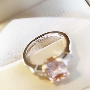 Moda: il nuovo set di anelli in argento sterling S925 con fascia rosa con diamanti di lusso per la primavera 2020 è adatto per le coppie di proposte di matrimonio