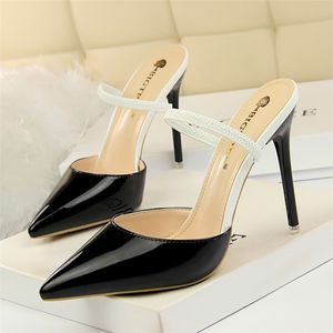 Czarne obcasy Mules Buty Kobiety Sexy Buty Kobieta Marka Patent Leather High Heels Women Stiletto Włoskie Buty Kobiety Projektant Fetysz High Heels