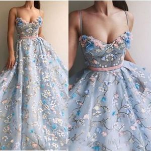 Hellblaue elegante Abendkleider 2020 Organza-Abschlussballkleider Stickerei-Blumen-Partykleider Süße 16-Kleider Schärpe Roben De Soir￩e