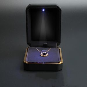 LEDジュエリーのギフトボックスケースエレガントなネックレスペンダントボックスの宝石類の撮影のためのLEDライトが付いている宝石の展示の援用の援用バレンタインデー