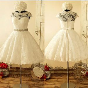 2020 Curto de casamento do tamanho Vestidos Custom Made mangas Matched Sash Applique A Linha Chá Duração meia luva Lace Vestidos de noiva vintage em Promoção