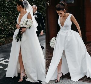 2019 Simple Deep V-Neck Bröllopsklänningar A-Line With Front Split Satin Bröllopsklänning för Gäst Brudklänning Billiga Vit Bröllopsklänningar